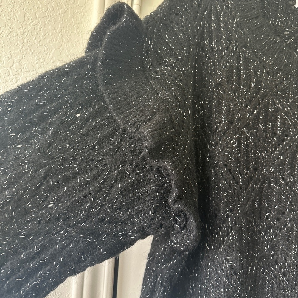 NWOT✨Old Navy Women's Black Textured Crew Neck Sweater - Picture 3 of 8